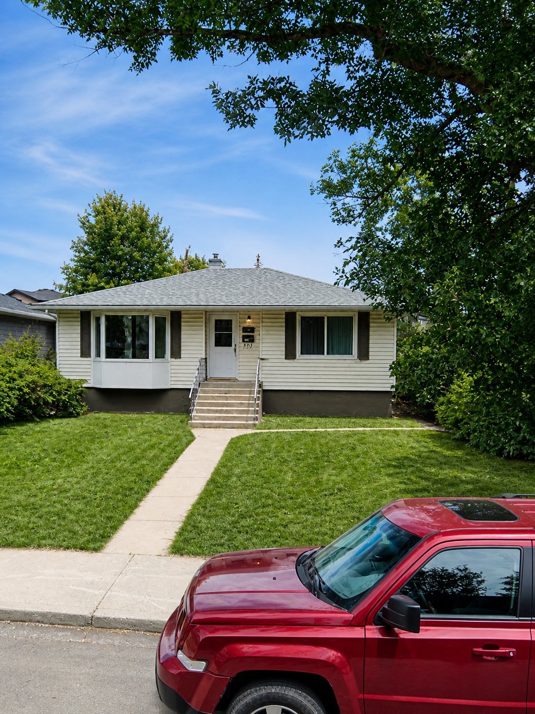 The original 1960s bungalow on the Glenbrook lot before redevelopment